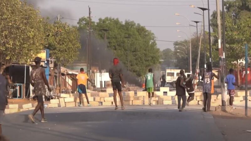 Sénégal / troisième morts dans des manifestations contre le report des élections.