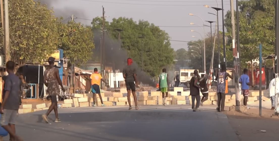 Sénégal / troisième morts dans des manifestations contre le report des élections.